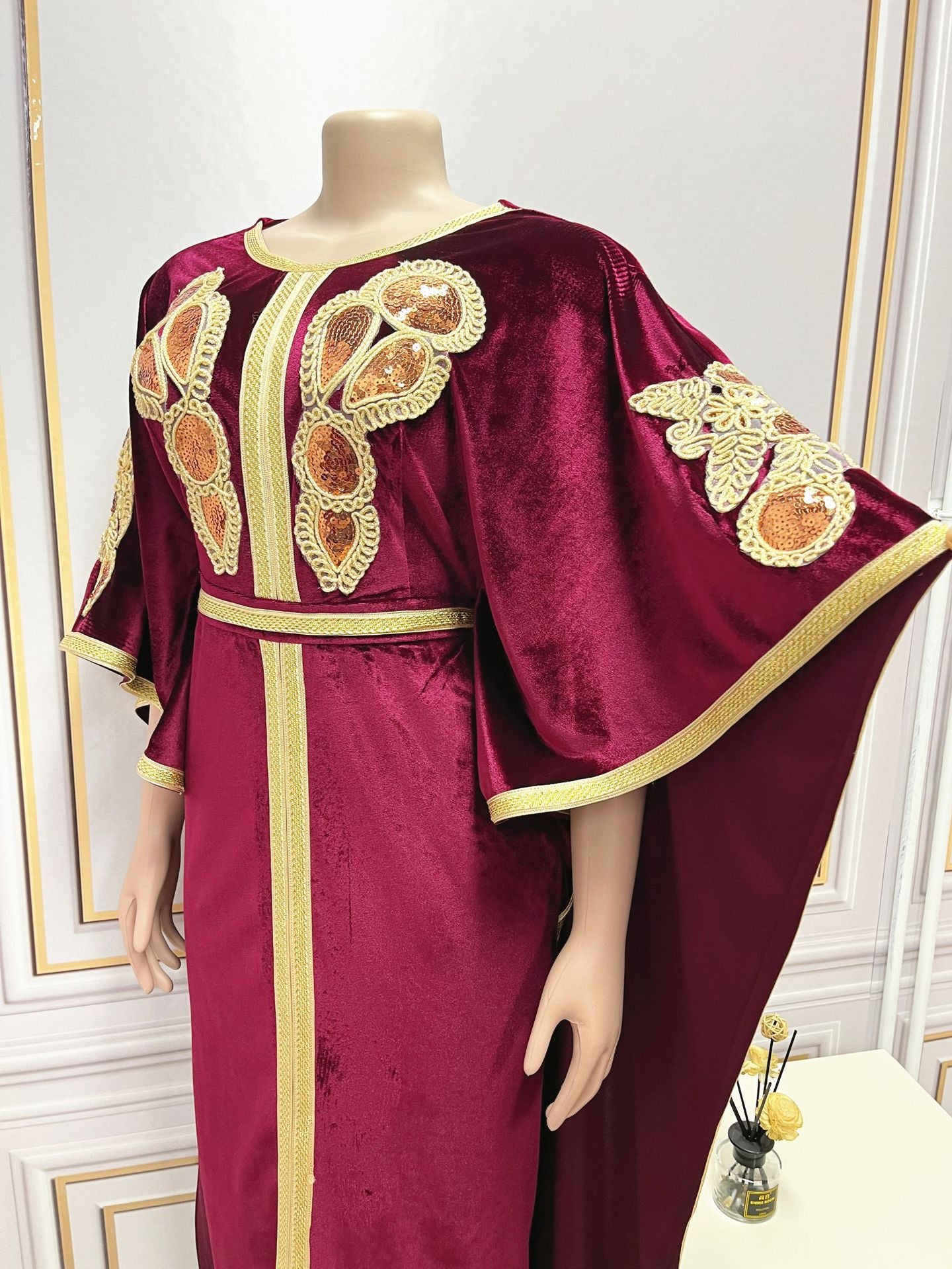 Robe en velours doré à paillettes style arabe du Moyen-Orient | Yazijico™